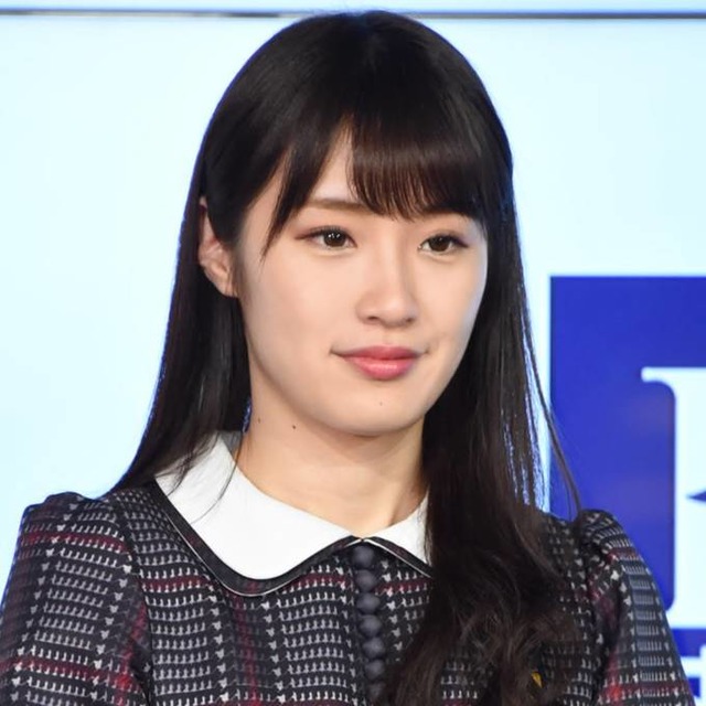 高山一実、ほっそりお腹を披露したシャツコーデに「爽やか」「超絶カワイイ！」の声