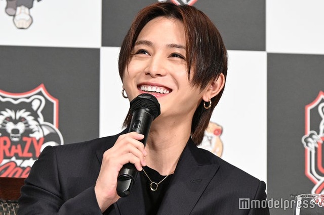 知念侑李をゲームで「ボコボコにしたい」とニヤける山田涼介（C）モデルプレス