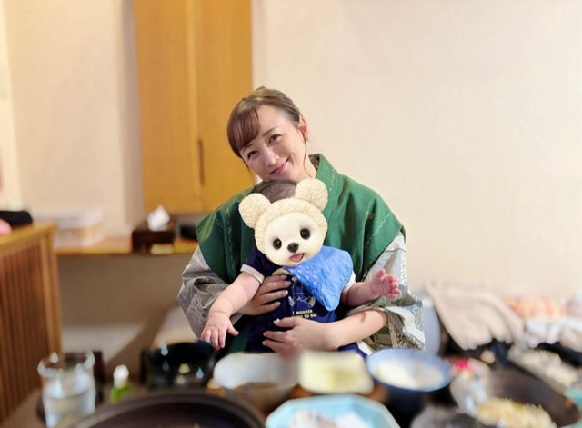 小松彩夏、生後6ヶ月の息子と初の“子連れ温泉旅行”へ！親子2SHOTに反響「かわいい」「幸せですね」