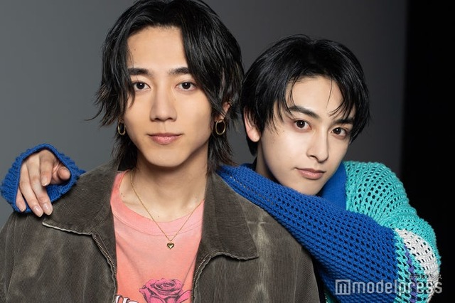 モデルプレスのインタビューに応じた駒木根葵汰、新原泰佑（C）モデルプレス
