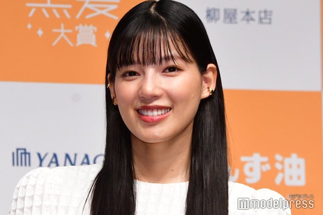 黒髪の石井杏奈 （C）モデルプレス