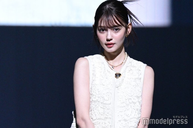 ロングヘアの村上愛花（C）モデルプレス