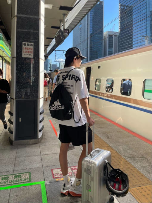高橋克典、“成長を感じる”16歳息子の近影に反響「カッコ良さが滲み出てますね」「スタイルが良くて前途洋々」