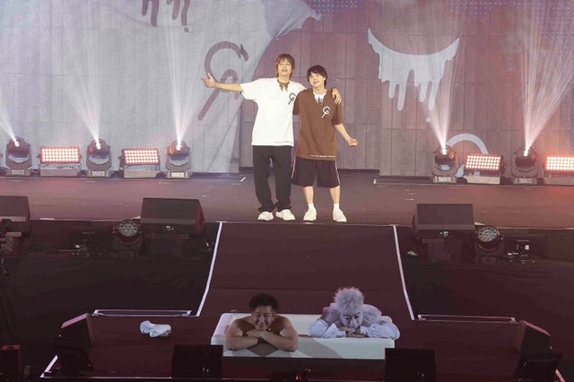 （後方左から）八乙女光、有岡大貴（手前左から）長田庄平、松尾駿（C）吉本興業