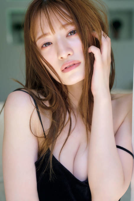 中田花奈、美谷間チラリのキャミソールSHOTにドキッ！オトナの女性の艶っぽさが全開