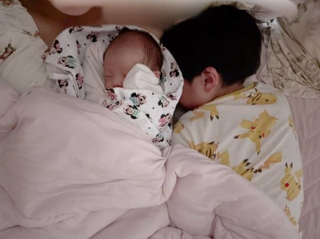 第5子出産の辻希美、次女に寄り添って眠る6歳三男SHOTを公開「朝の私達」「あったかい」