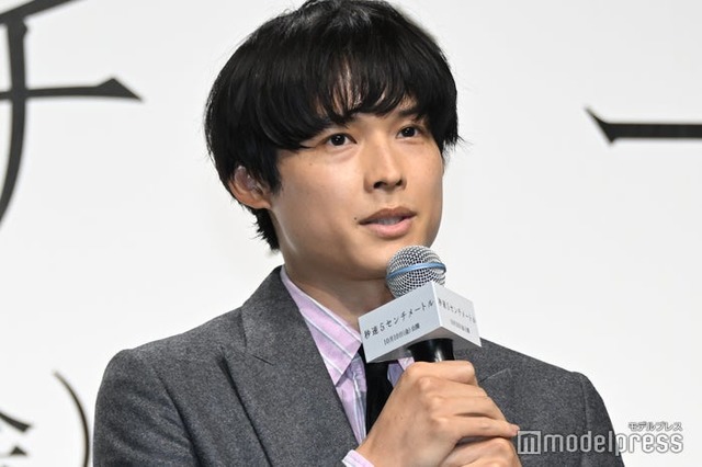 ずっと1人で喋っていることを心配する松村北斗（C）モデルプレス
