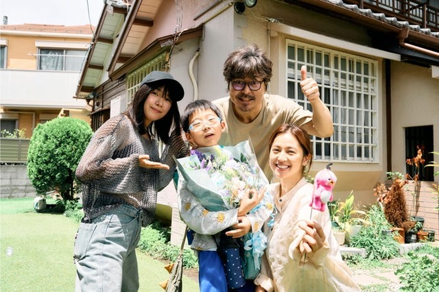 渡邉心結、嶋田鉄太、小澤征悦、中村アン「こんばんは、朝山家です。」（C）ABCテレビ