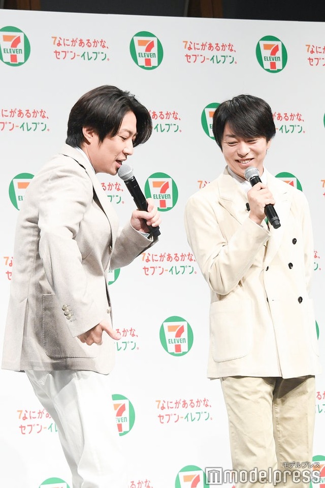 自身の暑さ対策グッズを力説する相葉雅紀、相葉の行動に笑顔を浮かべる櫻井翔（C）モデルプレス