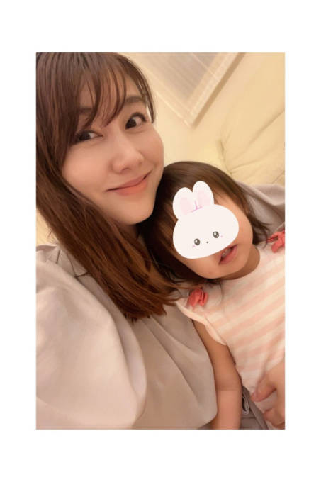 安めぐみ、“話す言葉が一気に増えた”1歳次女とパシャリ「パパ、ママ、ねぇね、じぃじに加えて…」