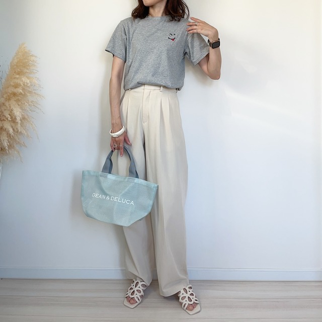 休日にぴったり。ラフなのにきれい見えするグレー×白パンツ【40代の毎日コーデ】