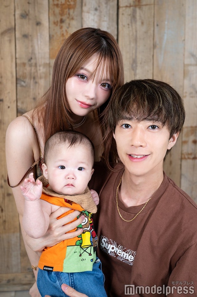 モデルプレスのインタビューに応じた桜井美悠、ミニぎし（第1子）、ぎし（C）モデルプレス