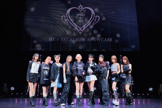 （左から）KOKONA、AYANE、KEIKO、MIU、SUZU、RINON、MOMONA、SHIZUKU、TSUZUMI「ME:I 1ST ALBUM『WHO I AM』リリース記念SHOWCASE」（C）LAPONE GIRLS