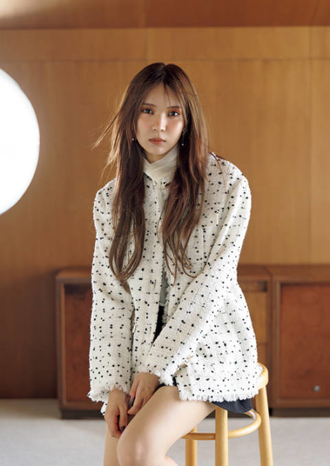“yousti”としてソロデビューした小林由依、ほっそり美脚チラリの秋コーデ披露！等身大の魅力に迫る