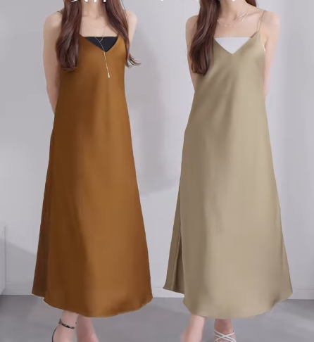【ユニクロ】深みカラーのとろみワンピ。秋まで映えるキレイめサテンは今が買い【40代の毎日コーデ】