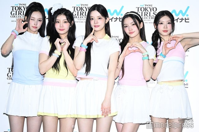 囲み取材に応じたILLIT／YUNAH（ユナ）、WONHEE（ウォンヒ）、MINJU（ミンジュ）、IROHA（イロハ）、MOKA（モカ）（C）モデルプレス