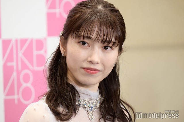 ロングヘアの横山由依（C）モデルプレス