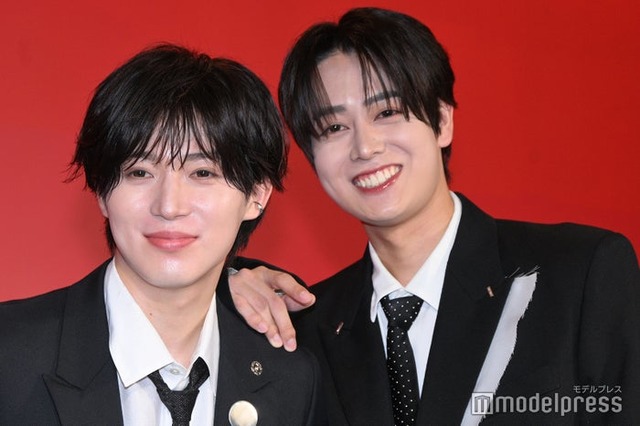 囲み取材に応じた西山智樹、前田大輔（C）モデルプレス