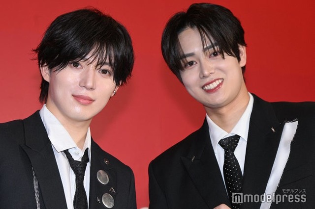 囲み取材に応じた西山智樹、前田大輔（C）モデルプレス