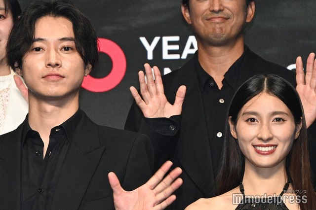 「今際の国のアリス」シーズン3グローバルファンイベントに登壇した山崎賢人、土屋太鳳（C）モデルプレス