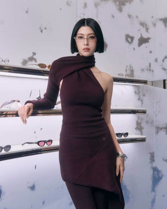 三吉彩花、個性派衣装で抜群のプロポーションを披露！GENTLE MONSTERの新作ポップアップに登場