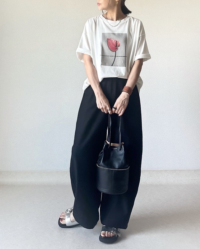 クールにオシャレに決まる「フォトTシャツ」。お手本にしたいリラクシーな大人の着こなし【40代の毎日コーデ】