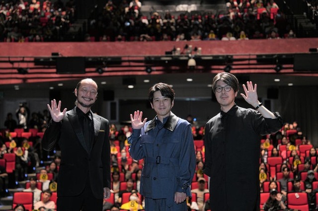 河内大和、二宮和也、川村元気監督（C）2025 映画「8番出口」製作委員会