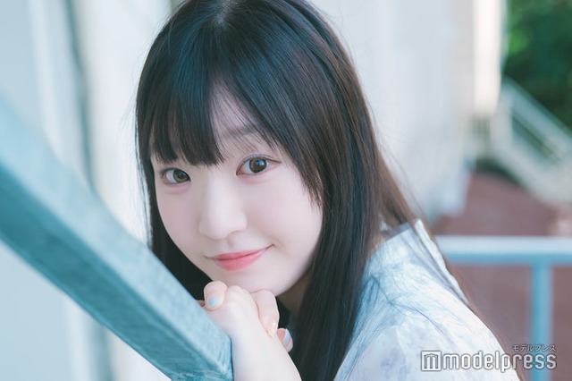 モデルプレスのインタビューに応じた小峰萌楓さん（C）モデルプレス