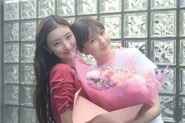 宮本茉由、トリンドル玲奈（C）「レプリカ 元妻の復讐」製作委員会