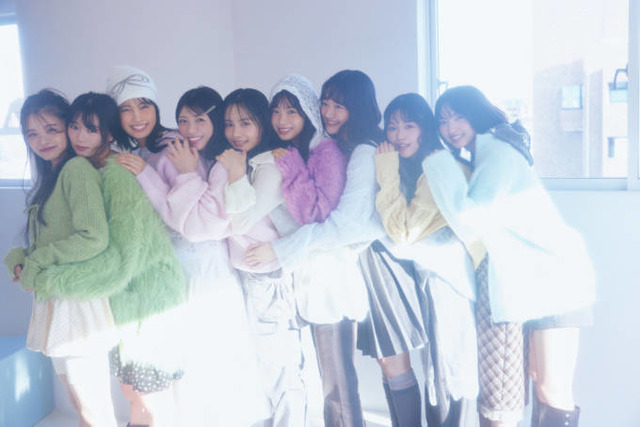 櫻坂46の4期生が仲良くぎゅっと密着！きれい色ニットを着こなしガーリーな魅力が満開