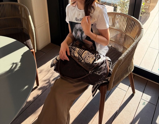 秋のTシャツコーデ。ロゴT×ブラウンスカートで作る大人の余裕スタイル【40代の毎日コーデ】