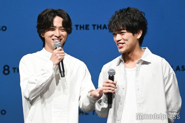 原嘉孝からマイクを遠ざけようとする寺西拓人（C）モデルプレス