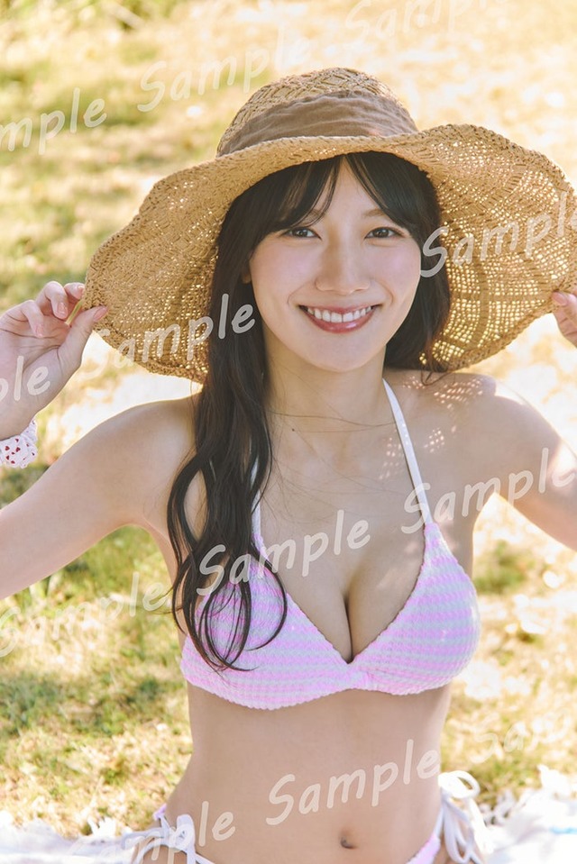 河田陽菜「2nd写真集発売記念⽣配信特典ポスター」撮影／SAKAI DE JUN