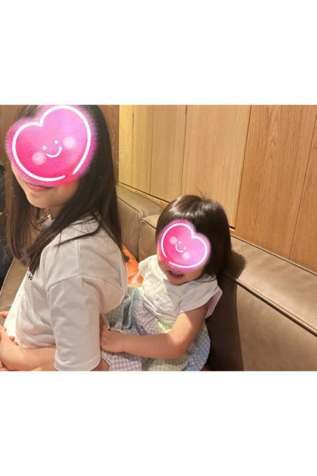安めぐみ、10歳長女＆1歳次女がくっつくほっこりSHOTに「可愛い」「仲良し姉妹」の声