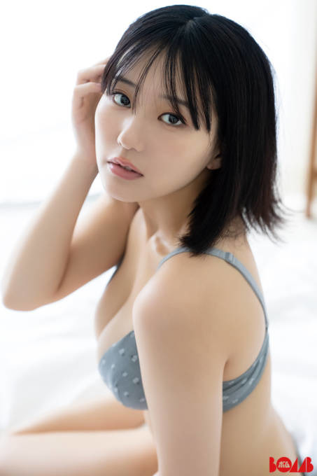 田中美久、ふっくら美谷間が眩しい水着SHOT披露！表紙を務める「BOMB Premium」が異例の増刷