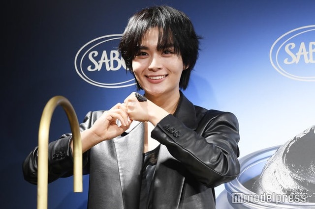 スクラブをくるくるしながら「撮影タイムですよ～」とシャッターチャンスをくれる大西流星（C）モデルプレス