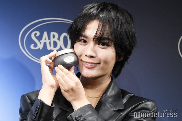 大きな瞳で「綺麗に撮ってください」と記者にお願いする大西流星（C）モデルプレス