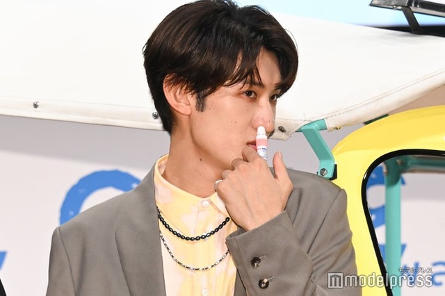 ヤードムを鼻に突っ込みキメる向井康二（C）モデルプレス