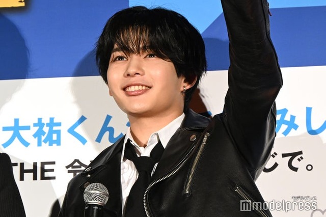小さい頃からテレビで観ていた阿部寛を助手席に乗せて緊張してしまった長尾謙杜（C）モデルプレス