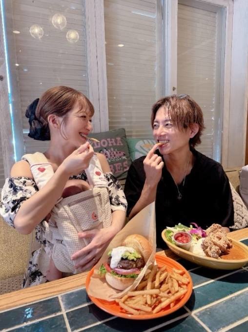 長女・希空が撮影！辻希美、杉浦太陽との幸せランチSHOTを公開「私達じゃ映えん?! 笑」