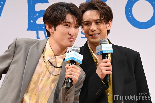 質問を忘れた向井康二に耳打ちで教える森崎ウィン（C）モデルプレス