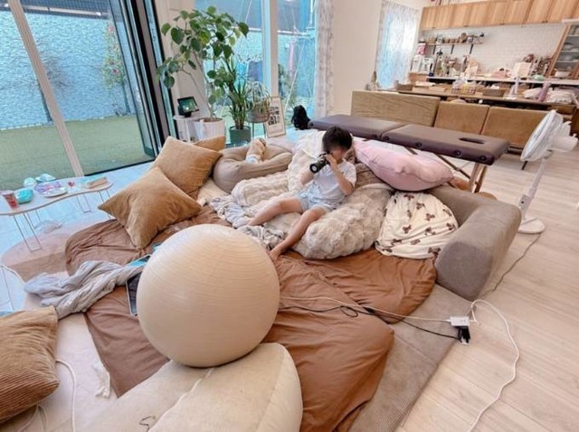「寝れる時間は1時間ちょい」辻希美、広々リビングでの三男SHOT＆“首と肩がやばい”近況を明かす