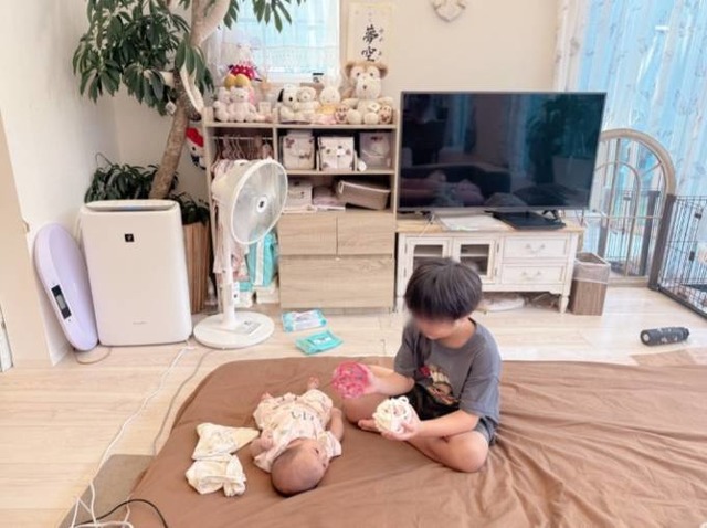 辻希美、0歳次女をあやす6歳三男の“癒し”SHOTにほっこり「笑うようになって来た」