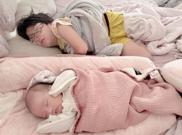 辻希美、0歳次女と6歳三男の“可愛い界隈”SHOTを公開「使い方あってる?!笑」