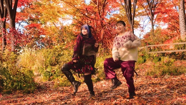 NAOKO、伊藤沙莉「三角チョコパイ 黒といちごミルク風 『いちごの暴力』」篇（提供写真）