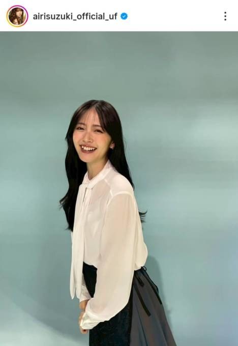 鈴木愛理、主演ドラマ『推し上司』ニコニコ笑顔のオフSHOTに「最高！」「かわいすぎる」の声