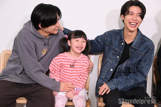 挨拶で噛んでしまい、棚橋乃望ちゃん（中央）に抱きつく猪俣周杜（左）、フォローする松島聡（右）（C）モデルプレス