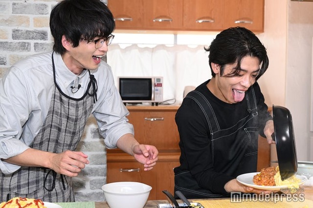 白洲迅＆松島聡、即興でオムライス作り（C）モデルプレス