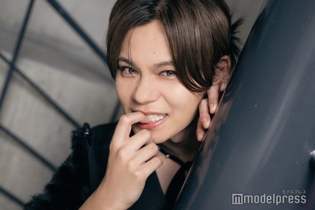 モデルプレスのインタビューに応じたカイ（C）モデルプレス