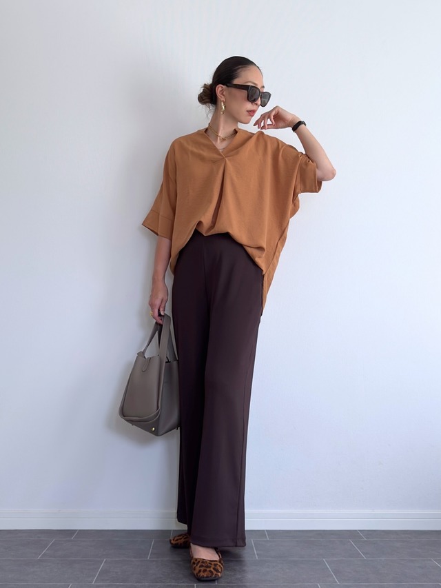 サラッと快適なのに秋らしい。今の季節に万能な【ユニクロ】ストレートパンツ【40代の毎日コーデ】